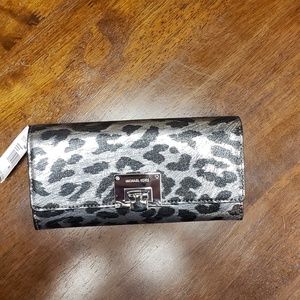 NWT Michael Kors Carryall Wallet
